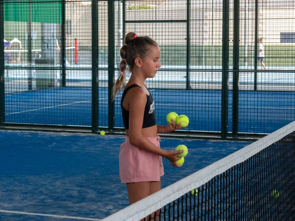 Młoda Kaukaska Nastolatka Stojąca Przy Siatce Trzymająca Piłki Tenisowe Krytym — Zdjęcie stockowe