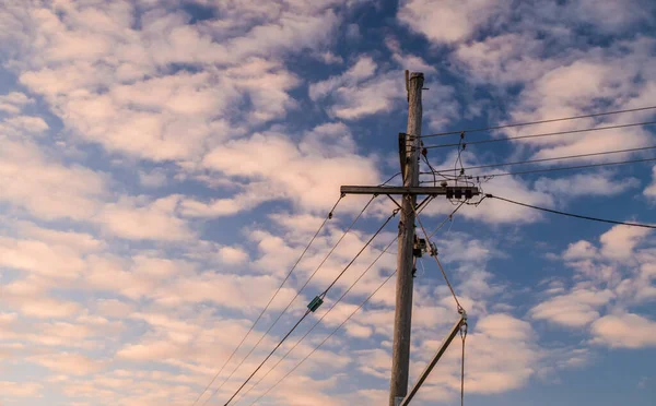 Belo Tiro Poste Elétrico Cinza Com Fios Sob Céu Nublado — Fotografia de Stock