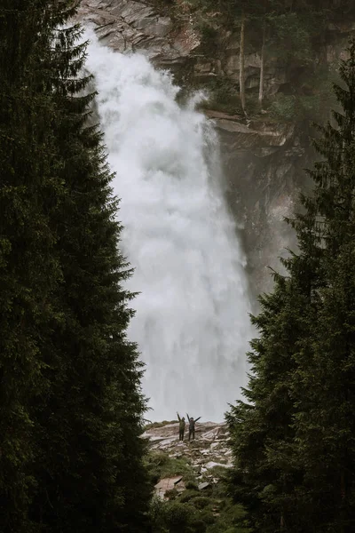 Casal Com Mãos Abertas Frente Uma Grande Cachoeira — Fotografia de Stock