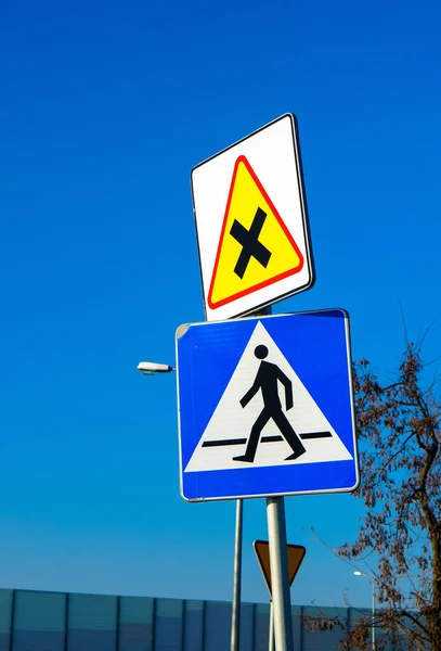 Вертикальний Знімок Дорожнього Перетину Пішохідних Знаків Під Блакитним Чистим Небом — стокове фото