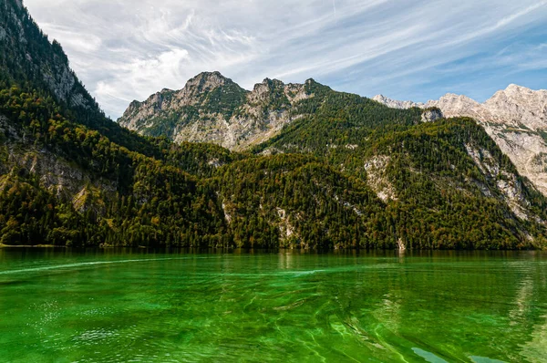 Een Opname Van Een Meer Met Sterke Reflectie Het Berchestgaden — Stockfoto