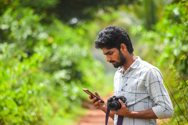 Bhimavaram インド 2021年7月30日 スマートフォンとカメラを持ち 写真を撮るインドの男性写真家 — ストック写真