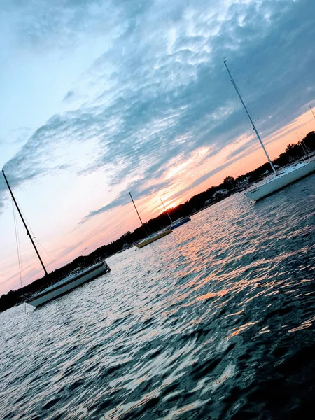 Спокійне Море Човни Заході Сонця — стокове фото