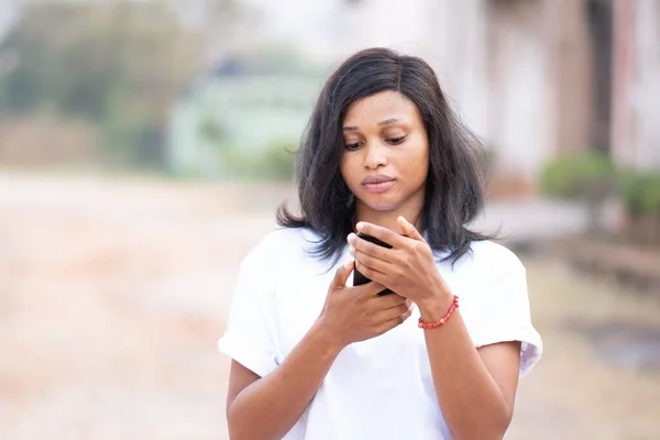 Close Uma Jovem Africana Posando Com Seu Telefone Campo — Fotografia de Stock