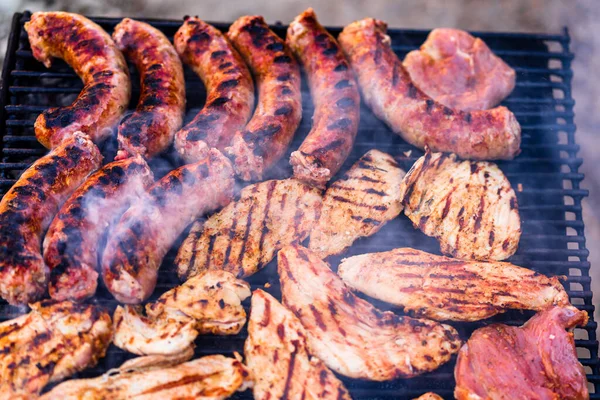 Die Grillwürste Und Schweinekoteletts Auf Dem Grill — Stockfoto