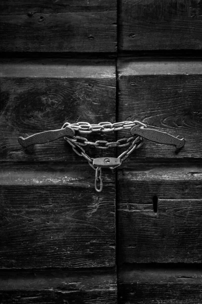 Padlock Chain Securing Old Wooden Door Black White — Stock Photo, Image