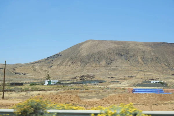 Ξηρό Ηφαιστειακό Τοπίο Του Lanzarote Πυροβολήθηκε Από Ένα Αυτοκίνητο Οδήγησης — Φωτογραφία Αρχείου