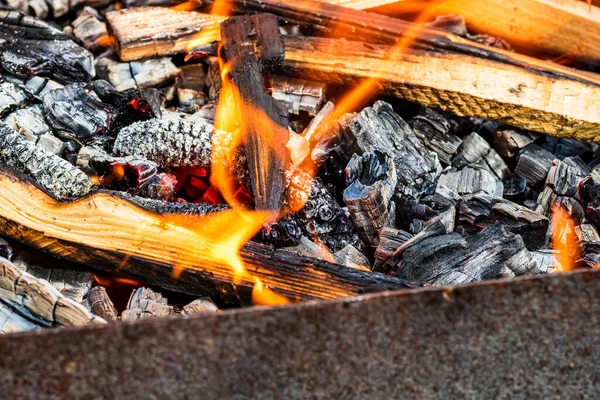 Eine Nahaufnahme Der Verbrennung Von Holzkohle Und Brennholz Für Grill — Stockfoto