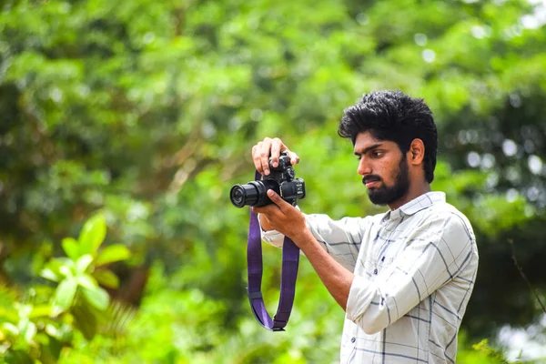 Bhimavaram India Jul 2021 Een Indiase Mannelijke Fotograaf Die Een — Stockfoto