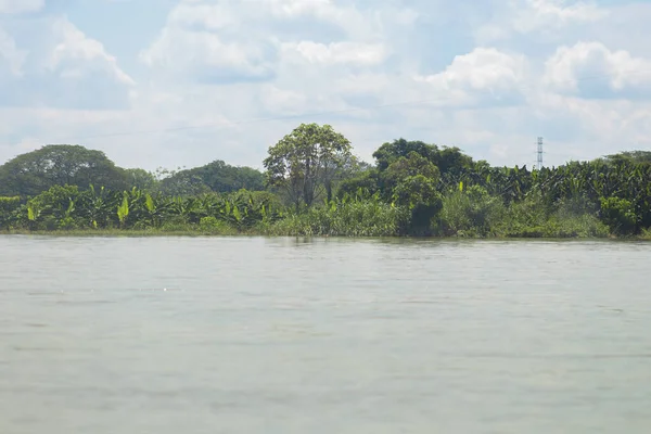 Uma Foto Panorâmica Lago Cercado Por Uma Floresta Verde Sob — Fotografia de Stock