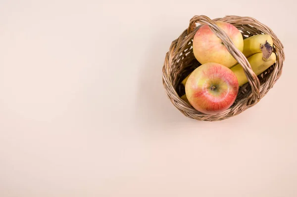 Frutos Frescos Saudáveis Superfície Bege Maçãs Bananas Com Espaço Texto — Fotografia de Stock