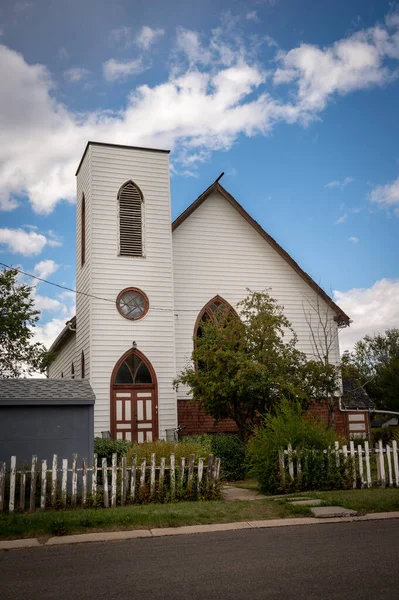 Een Verticaal Schot Van Een Modern Wit Huis Met Een — Stockfoto