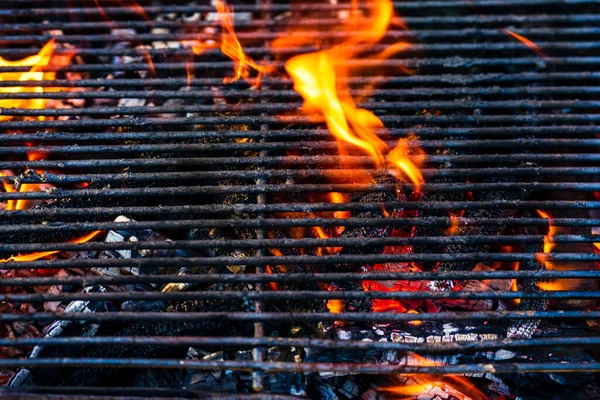 Barbecue Carbone Caldo Vuoto Con Fiamme Accese — Foto Stock