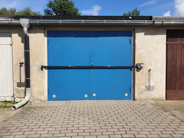Гаражи Голубыми Металлическими Дверями Экстерьер — стоковое фото