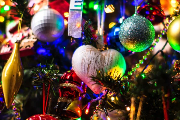 クリスマスツリーに掛けられた美しい装飾的なクリスマスオーナメントのクローズアップ — ストック写真
