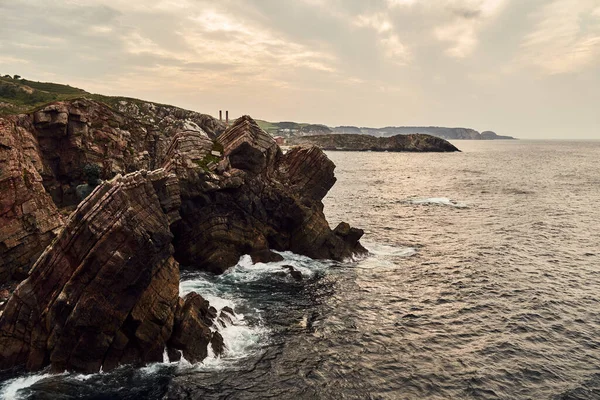 晴れた日の岩場の海岸線の目を引く景色 — ストック写真