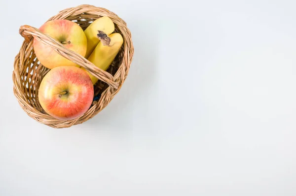 Frutas Frescas Sanas Una Lata Sobre Una Superficie Gris Manzanas —  Fotos de Stock