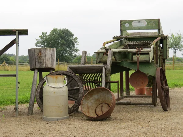 Een Close Van Een Oude Verlaten Machine Details Een Landschap — Stockfoto