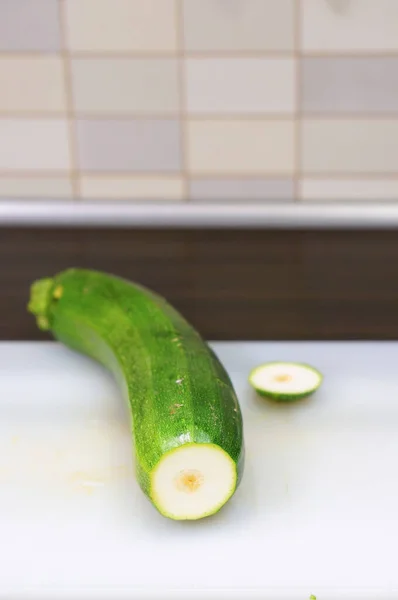Eine Vertikale Nahaufnahme Einer Frischen Ganzen Zucchini Isoliert Auf Weißem — Stockfoto