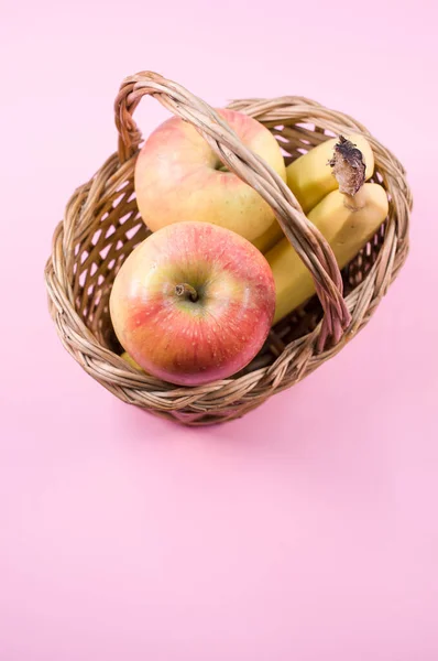 Friss Egészséges Gyümölcsök Rózsaszín Asztalon Alma Banán Szöveghellyel — Stock Fotó