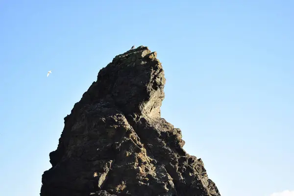 Eine Flache Aufnahme Einer Felsformation Unter Dem Sonnenlicht Und Blauem — Stockfoto