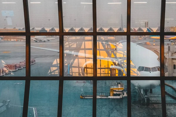 Παρκαρισμένο Αεροπλάνο Από Παράθυρο Αεροδρομίου — Φωτογραφία Αρχείου