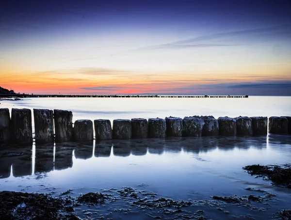 夕日を眺めながら切り株のある海の景色 — ストック写真