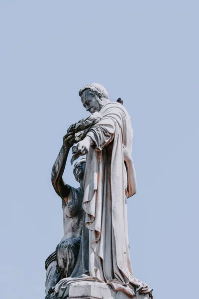 이탈리아 토리노의 카밀로 카보우르에게 바쳐진 기념비의 — 스톡 사진