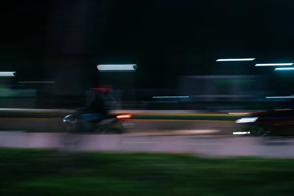 Jakarta Indonesien Juli 2021 Ein Motorradfahrer Fährt Nachts Auf Einer — Stockfoto