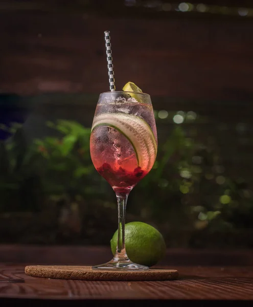 Ein Cocktail Mit Beeren Und Gurken Serviert Auf Einem Bambus — Stockfoto