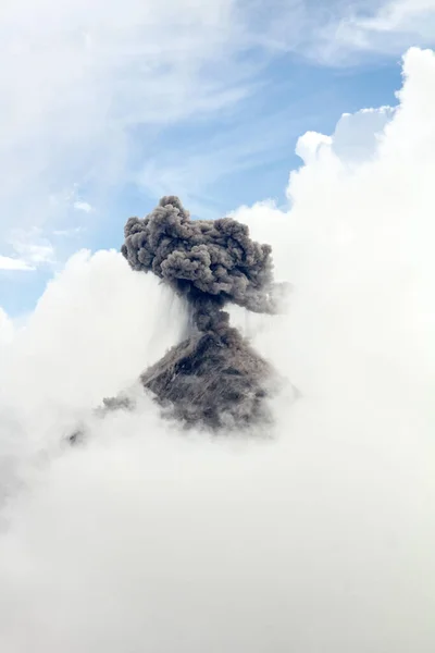 Μια Κάθετη Βολή Ενός Ηφαιστείου Που Εκρήγνυται Καλυμμένο Από Σύννεφα — Φωτογραφία Αρχείου