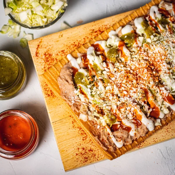 Een Verticaal Shot Van Een Vierkante Pizza Een Houten Plank — Stockfoto