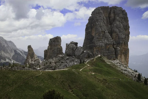 Dağlardaki Yeşil Bir Tepenin Üzerindeki Kayalık Kayalıkların Güzel Manzarası Parlak — Stok fotoğraf