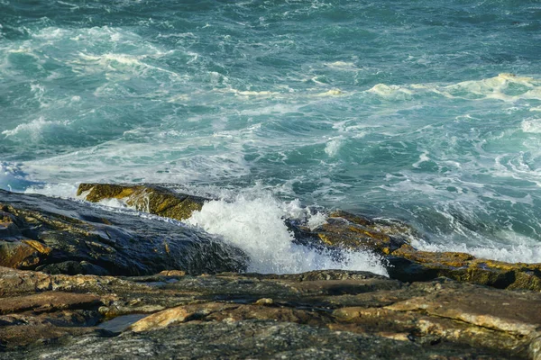 Een Schilderachtige Opname Van Wilde Golven Breken Kust Van Het — Stockfoto