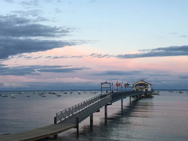 Ein Pier Und Boote Meer Einem Bewölkten Sonnenuntergang — Stockfoto
