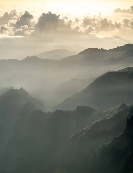 Pintoresco Plano Bosques Montañosos Una Niebla Durante Amanecer Bajo Cielo — Foto de Stock