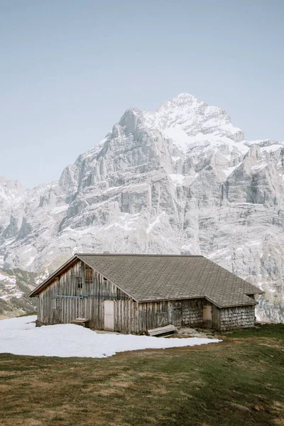 雪山地帯の田舎小屋 — ストック写真
