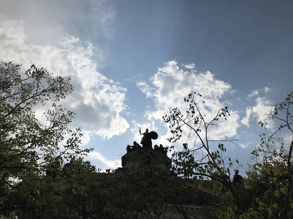 Tiro Ângulo Baixo Céu Nublado Sobre Estátua Silhueta — Fotografia de Stock