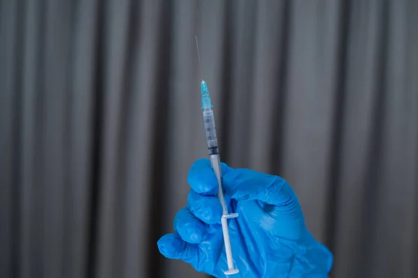 Primer Plano Mano Médico Con Guantes Médicos Sosteniendo Una Jeringa — Foto de Stock