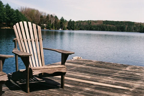 Uma Cadeira Madeira Cais Perto Lago Uma Manhã Ensolarada — Fotografia de Stock