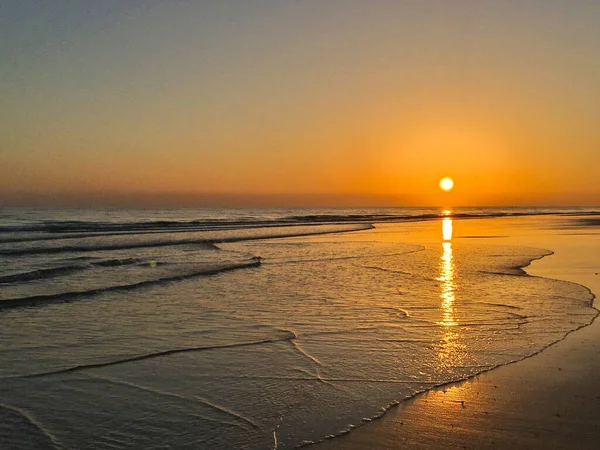 Живописный Снимок Восковой Морской Воды Пляже Теплым Оранжевым Светом Заката — стоковое фото