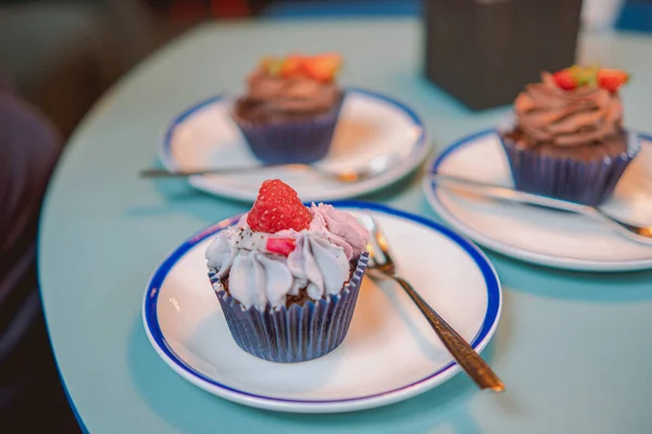 Ένα Επιλεκτικό Πλάνο Εστίασης Ενός Νόστιμου Cupcake Κρέμα Και Βατόμουρο — Φωτογραφία Αρχείου