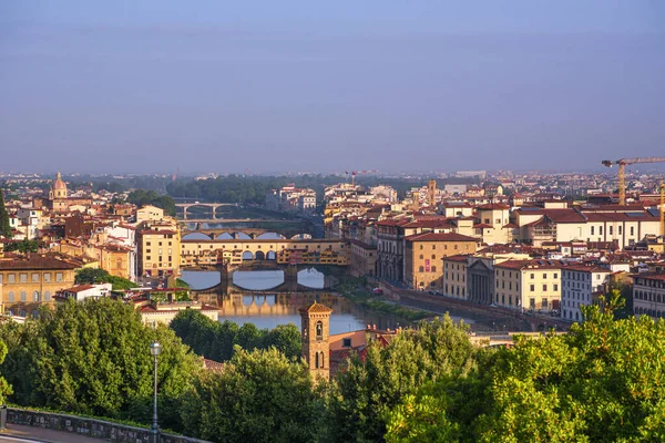 建物が並ぶイタリアの美しいフィレンツェの街並みの風景 — ストック写真