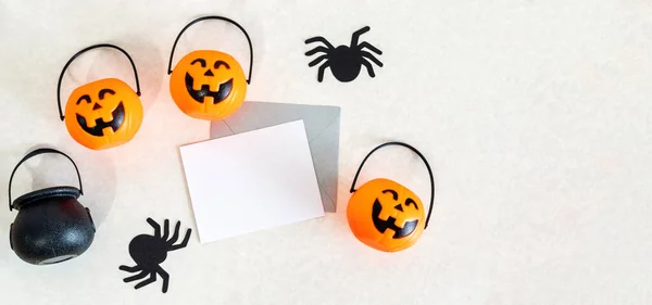 Una Vista Superior Mesa Con Divertidas Decoraciones Halloween Tablones Notas —  Fotos de Stock