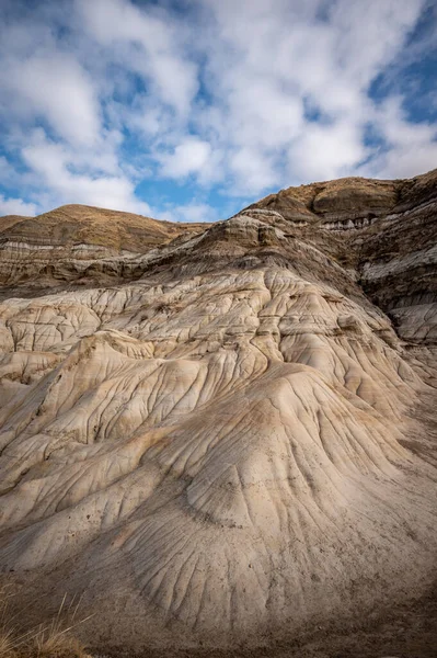 Vertikální Záběr Přírody Geologické Formaci Kopce Krásné Zamračené Obloze — Stock fotografie