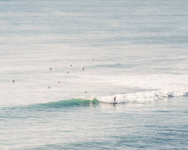 Paesaggio Gruppo Persone Che Fanno Surf Sul Mare Una Giornata — Foto Stock