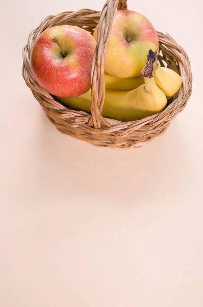Friss Egészséges Gyümölcsök Bézs Felületen Alma Banán Szöveghellyel — Stock Fotó