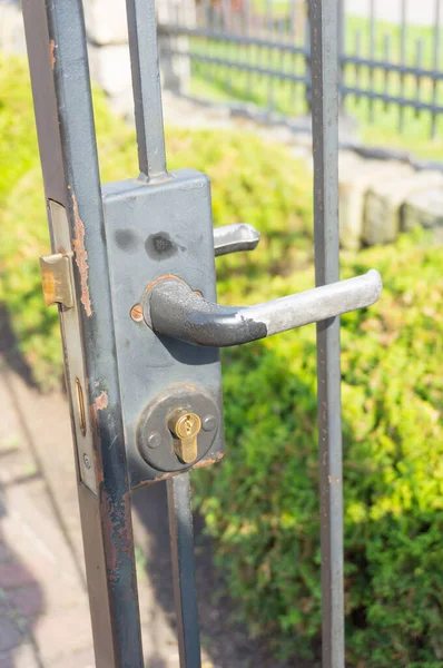 グリッドゲート上の古い金属製のハンドルの閉鎖 — ストック写真