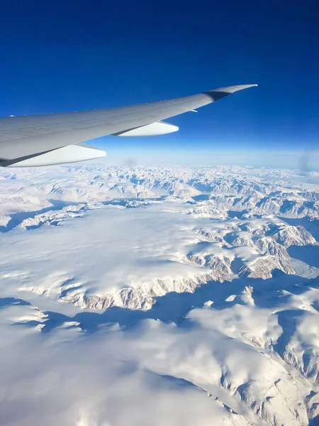 Вертикальний Знімок Снігового Гірського Поля Плоского Вікна Плоским Крилом Небом — стокове фото