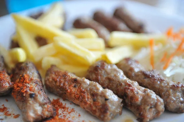 Primo Piano Selettivo Spiedini Carne Civapcici Con Patate Insalata Piatto — Foto Stock